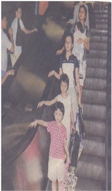 escalatorHK.JPG (23804 bytes)